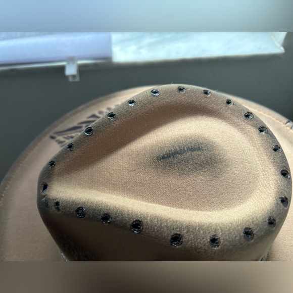 Rancher Hat with Feather Design - Picture 4 of 5